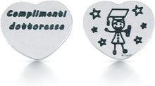 Carica l&#39;immagine nel visualizzatore di Gallery, FEELINGS Jewels Orecchini FE13AOL in acciaio a forma di cuore COMPLIMENTI DOTTORESSA
