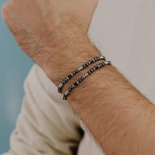 Carica l&#39;immagine nel visualizzatore di Gallery, COMETE Uomo Acciaio UBR 926 Bracciale a filo con PVD Rosè e perline di Ematite - District
